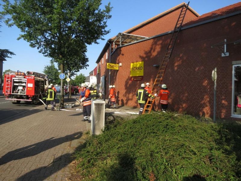 Feuer groß, Menschenleben in Gefahr (F3Y)